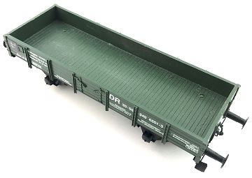 <b>Kranbeiwagen, Niederbordwagen der DR</b><br>Spur 0<br>Niederbordwagen der DR 30-50-949 Halle<br>mit Metallachsen<br>3x Federpuffer, 1x keine Funktion<br>mit naturgetreuen Kupplungen, 1x mit Fehlteilen<br>mini-minimal Farbe an zwei Stellen ab<br>Zustand: 2 ohne Originalverpackung<br>Preis: 45,00 Euro<br><br><b><b><font color=#cc0000></font></b></b><br>