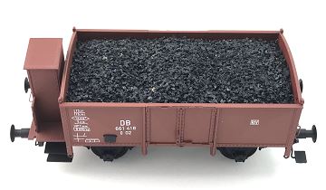 <b>WvK Niederbordwagen mit Bremserhaus der DB </b><br>Spur 0<br>Niederbordwagen der DB 661 418 mit Ladegut<br>mit naturgetreuen Kupplungen<br>mit Federpuffer<br><br>Eine von vier kleinen Ösen zum Teil abgebrochen<br>Zustand: 2 ohne Originalverpackung<br>Preis: 85,00 Euro<br><br><b><b><font color=#cc0000></font></b></b><br>