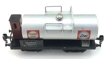 <b>Kesselwagen 4 achsig ESSO </b><br>Spur 0<br>ESSO Essoclub Standard Hamburg 105114<br>passend für Märklin-Kupplungen<br><br><br>leichte Lädierungen und teilweise neu lackiert<br>Zustand: 3 ohne Originalverpackung<br>Preis: 45,00 Euro statt 75,00 Euro<br><br><b><b><font color=#cc0000></font></b></b><br>