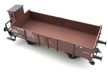 <b>Niederbordwagen der DR mit Bremserhaus</b><br>Spur 0<br>Niederbordwagen der DR Halle 22 068<br><br>mit Federpuffer und Metallachsen<br>1x Zurüstteil leicht verbogen<br><br>Zustand: 2 ohne Originalverpackung<br>Preis: 50,00 Euro<br><br><b><b><font color=#cc0000></font></b></b><br>