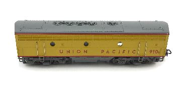 <b>Märklin HO 40631</b><br>AC analog<br>Union Pacific 910 Typ EMD F7 <br>Ergänzungswagen<br><br><br><br>Zustand: 1-2 mit Originalverpackung<br>Preis: 90,00 Euro<br><br><b><b><font color=#cc0000></font></b></b><br>