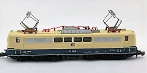 <b>Märklin mini-club Z 8858</b><br>DC analog<br>E 151 104-7 der DB<br>Elektrolokomotive<br><br><br>Klebestelle am Gehäuse+Pantographen<br>Zustand: 2-3 ohne Originalverpackung<br>Preis: 65,00 Euro statt 85,00 Euro<br><br><b><b><font color=#cc0000>VERKAUFT</font></b></b><br>